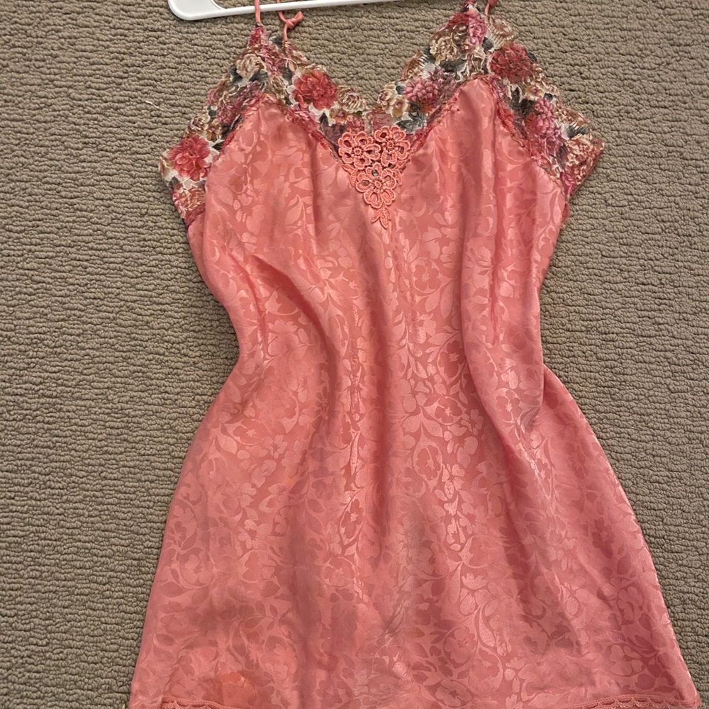Vintage Y2K Mini silk slit dress in Pink 💖